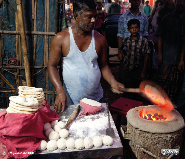 naan bakken met behulp van tawa in Dinajpur