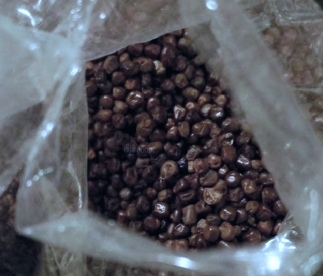 vrouw pelt kororimavruchten in ethiopie